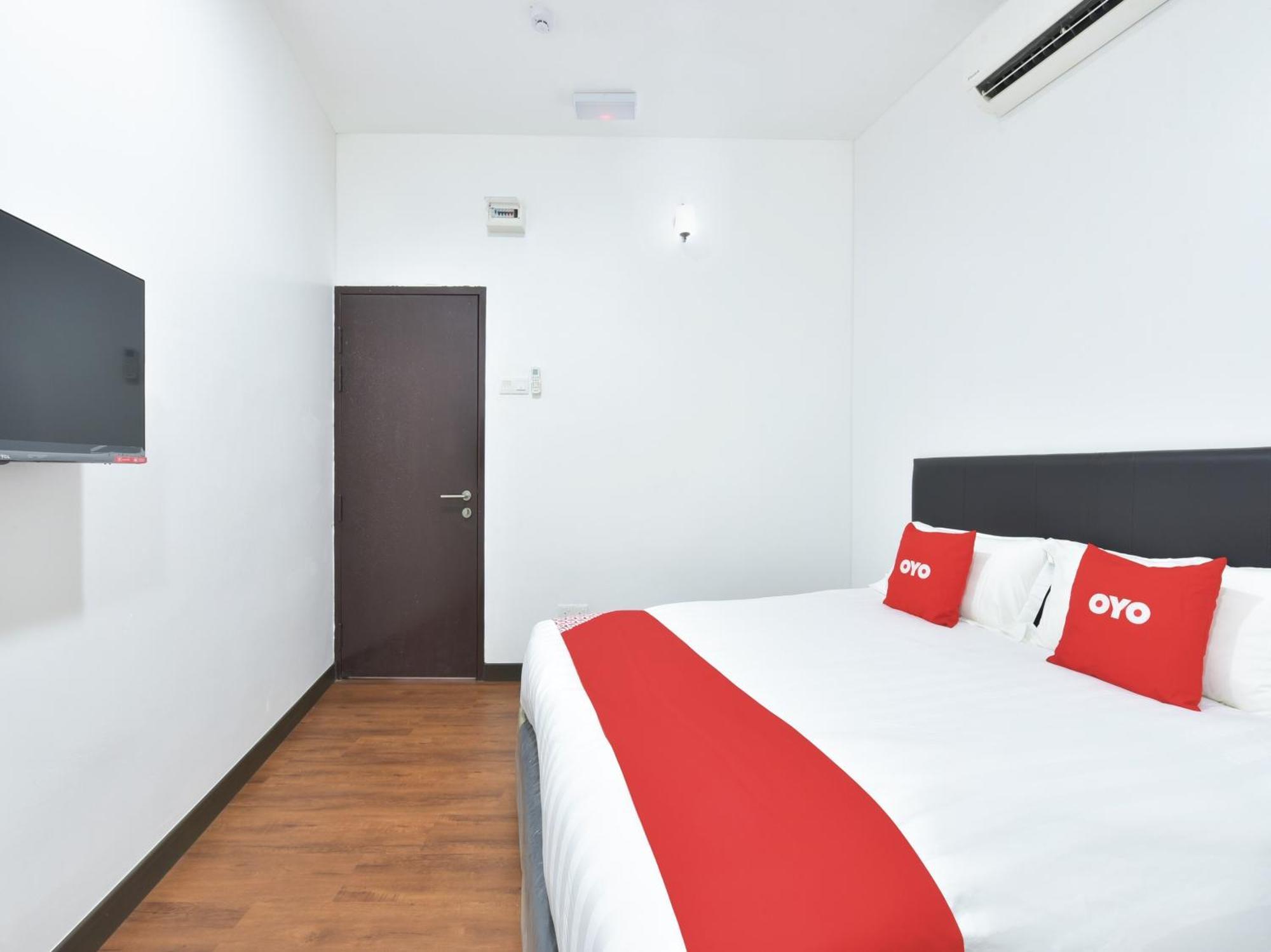 Oyo 90869 Hotel Madeena Inn Sepang Exterior foto